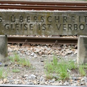 Schild "Das  Überschreiten der Gleise  ist verboten" Spur 0 1:45